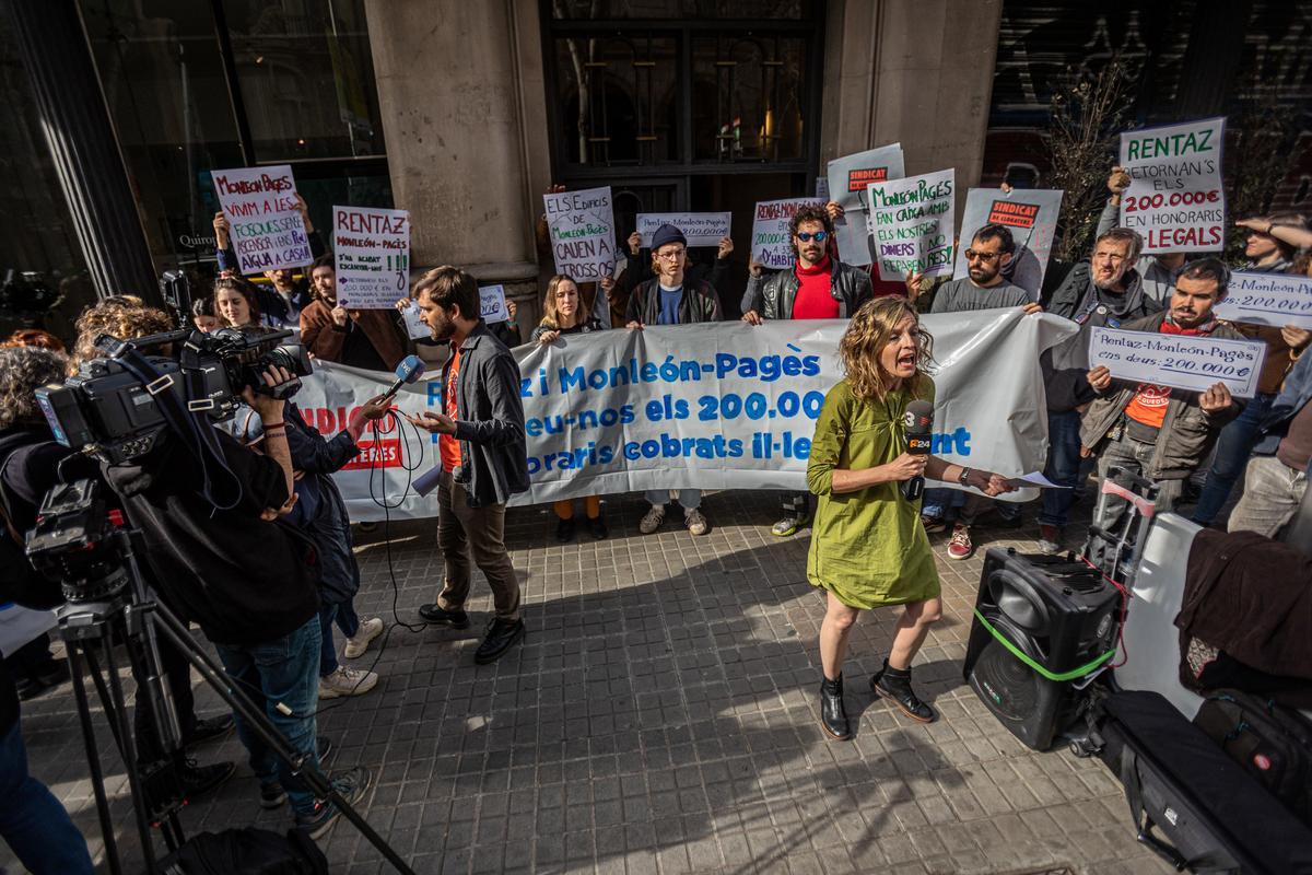 Decenas de inquilinos protestan ante una inmobiliaria de Barcelona por una estafa de 200.000 euros