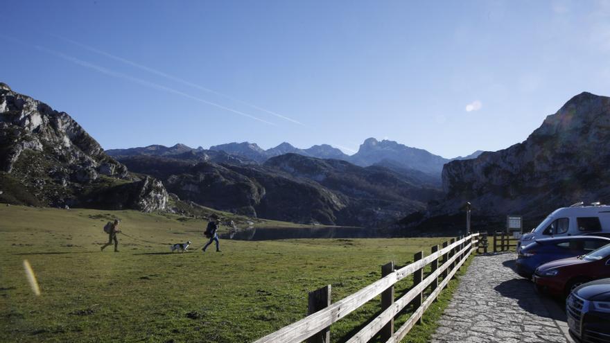 El lago "La Ercina" con apenas unos pocos turistas, en Covadonga