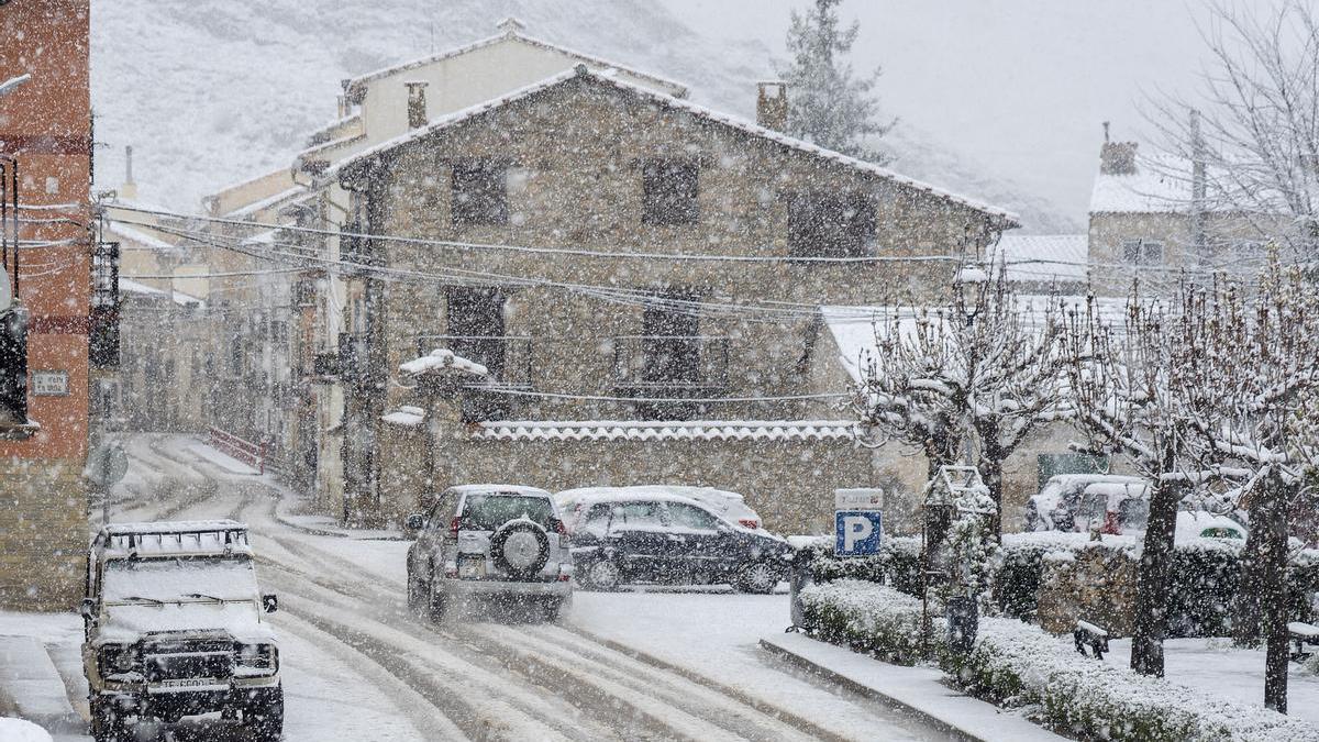 Un manto de nieve cubre la localidad turolense de Aliaga