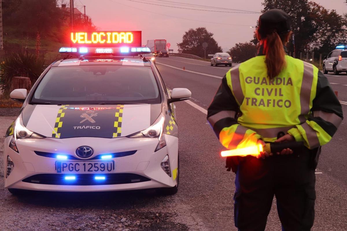 La Guardia Civil durante un control de velocidad