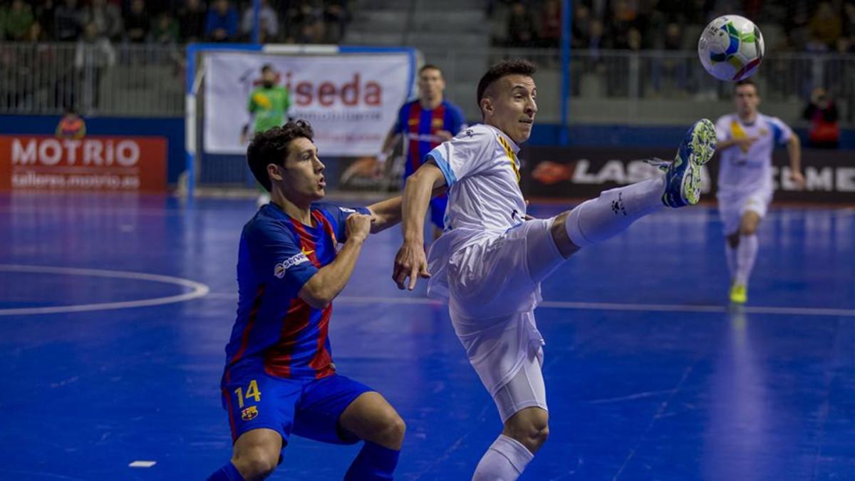 Maxi Rescia trata de controlar la pelota ante la oposición de Roger Serrano