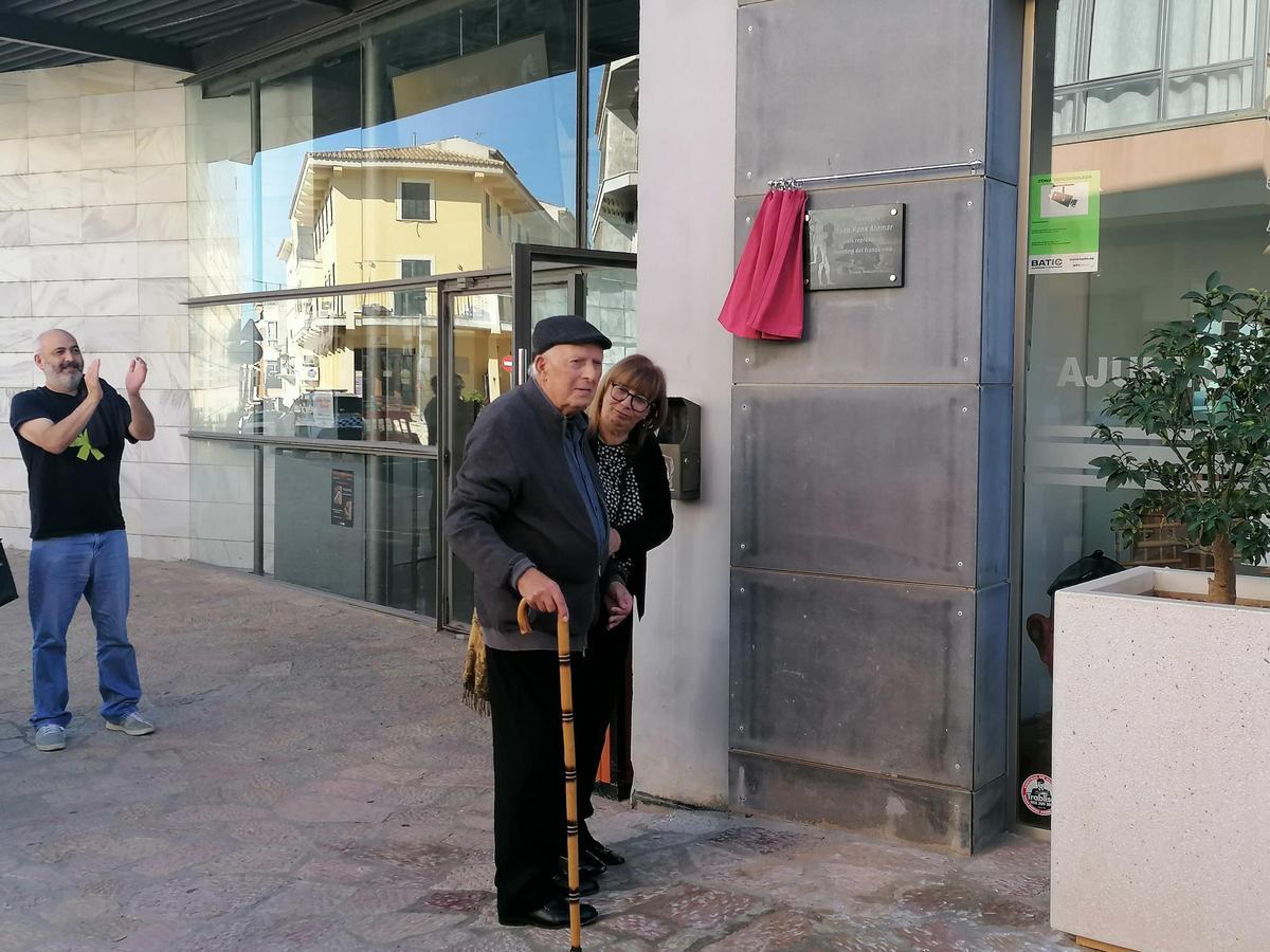 Los familiares directos de Joan Pons Alomar, en el momento de destapar una placa en memoria del 'llosetí' asesinado por el fascismo.