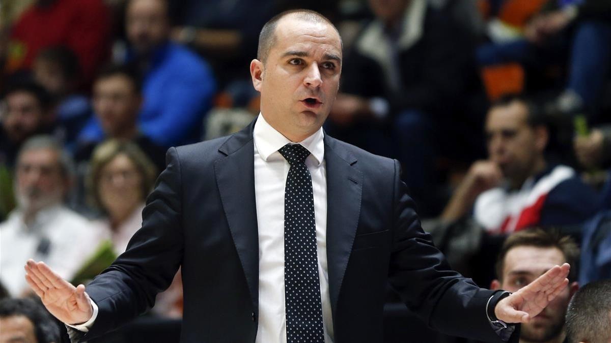 Carles Duran gesticula en la banda en un partido de la Liga Endesa