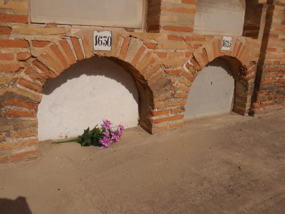 Homenaje a los enterrados más antguos en el cementerio de Valencia