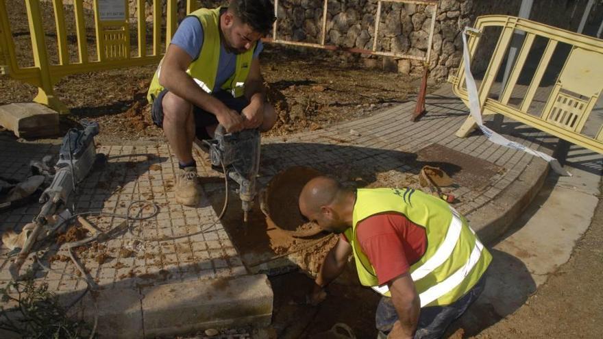 Dos operarios trabajan en una avería de la red pública de agua el pasado año en Marratxí.