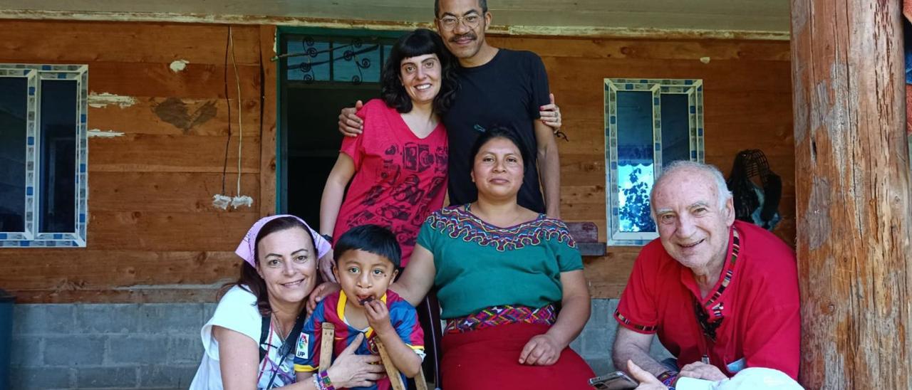 Arriba, Germán Rodríguez con la familia de Gaspar, un niño al que operó de labio leporino y que va a recibir una prótesis para su pierna. Debajo, el pediatra con Briana, que ha sido sometida a un implante coclear.