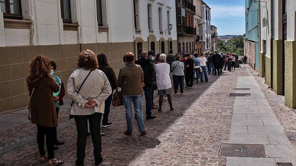 Colas para vacunarse, el pasado viernes en la calle Alfonso XII, de acceso al Teatro Ramos Carrión.