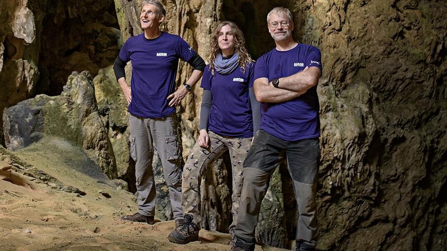 Frédéric Lemaire, jefe de la misión arqueológica francesa, a la izquierda, con dos compañeros, en la cueva de Cap Ventós