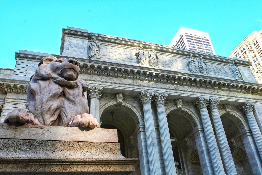 La biblioteca de Nueva York es una de las más espectaculares del mundo, tanto por dentro como por fuera