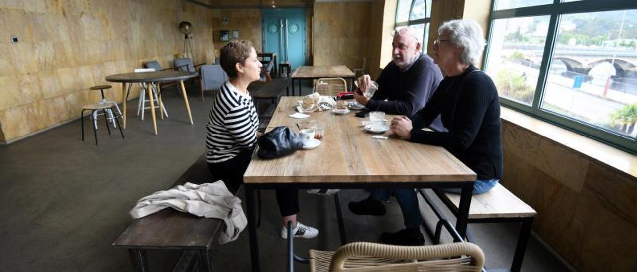 Unos clientes toman unos cafés en el Gastroespazo, ayer a mediodía.  // GUSTAVO SANTOS