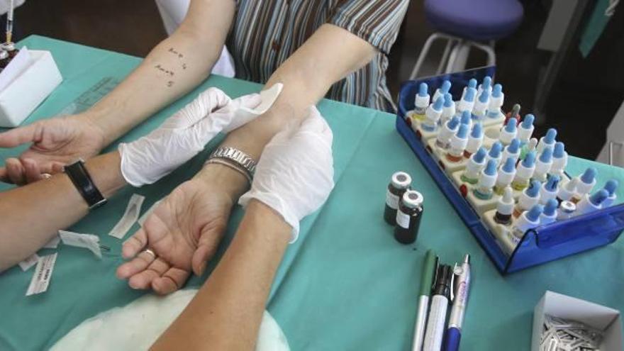 Una paciente se somete a una prueba de alergia en el Hospital General de Alicante, en una imagen de archivo.