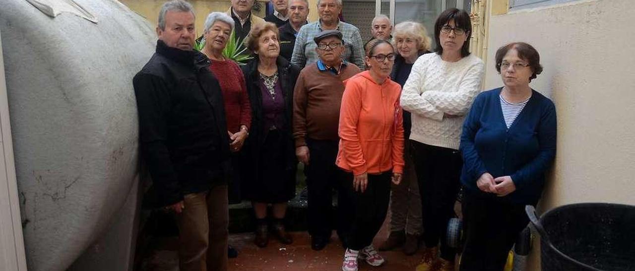 Los afectados, en el patio donde quieren instalar el ascensor. // Rafa Vázquez