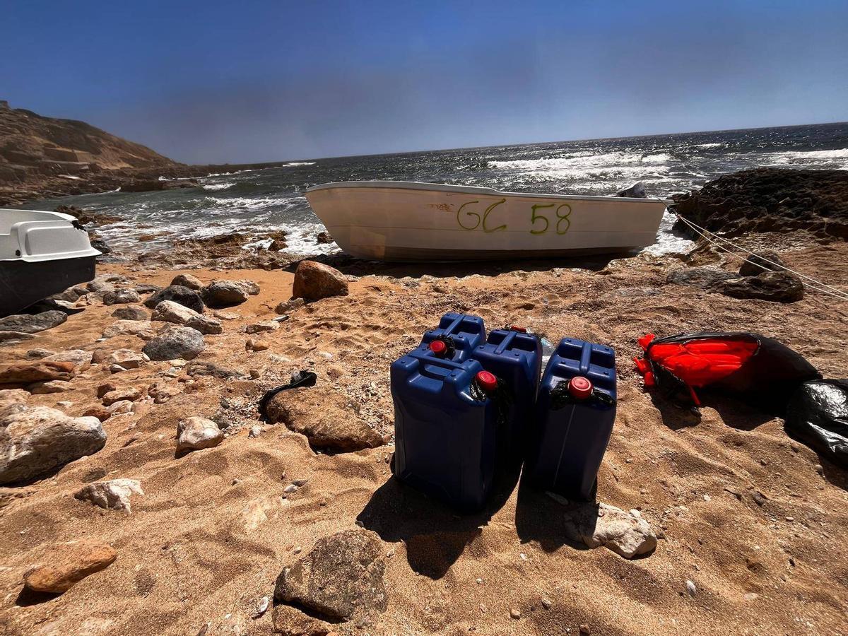 Una patera y restos de las pertenencias de sus ocupantes a principios de este abril en Formentera.