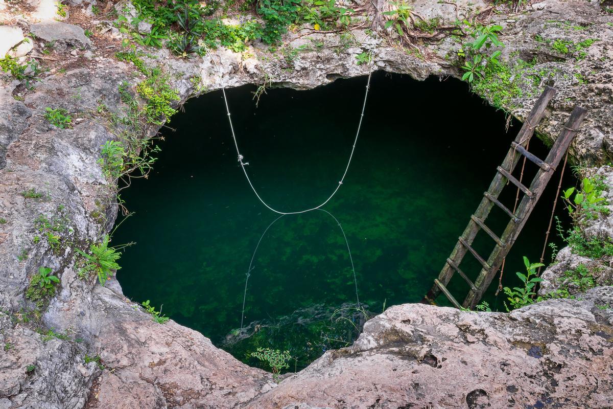 Solo los más atrevidos se tiran al centro del cenote Calavera