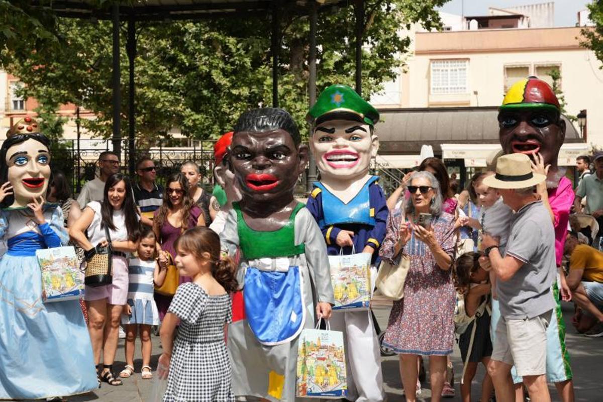 Fotogalería | Magia y tradición en las calles de Badajoz: así ha sido el desfile de Gigantes y Cabezudos