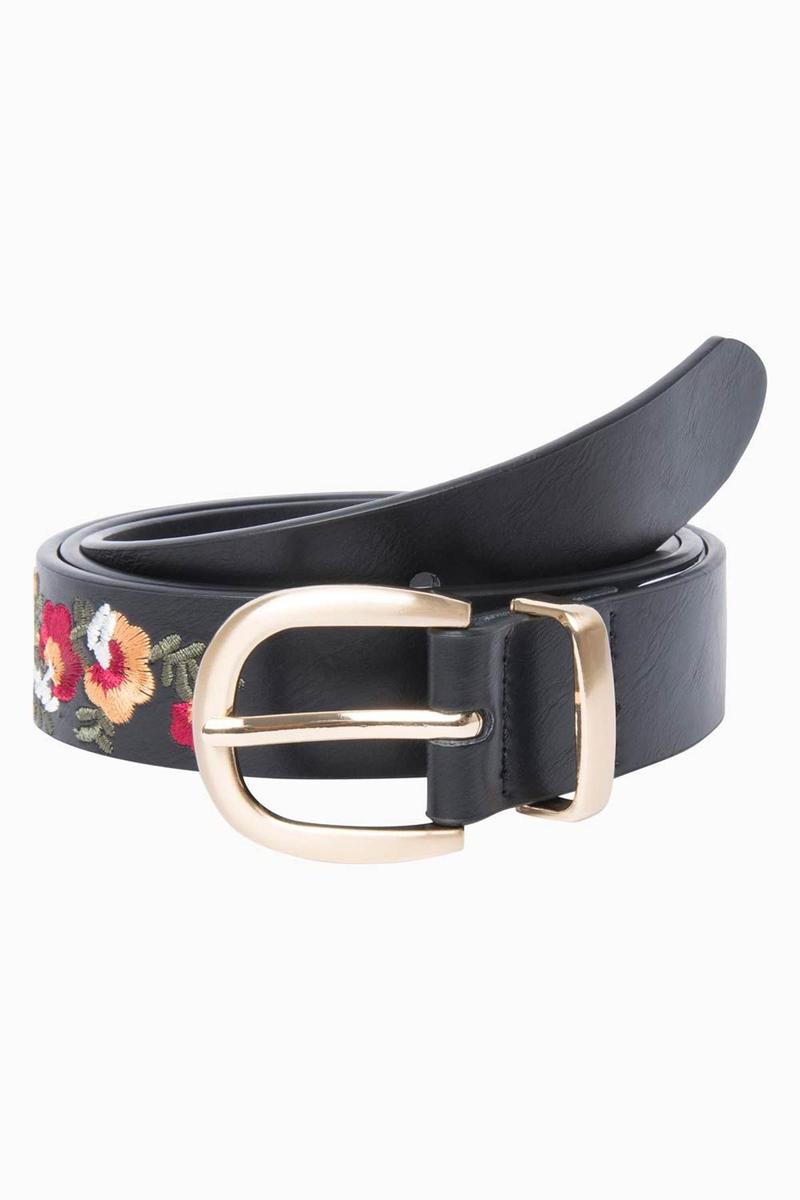Cinturón con flores bordadas de Springfield. (Precio: 12,99 euros)