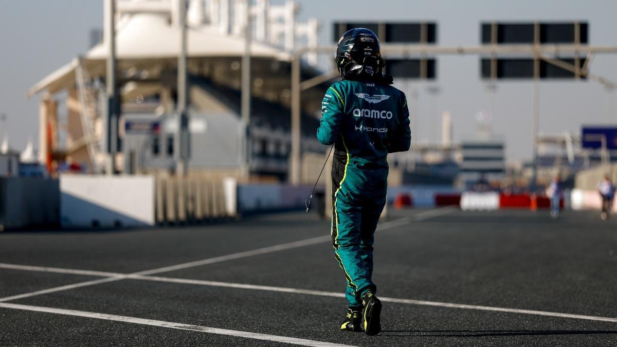 Lance Stroll, en el circuito tras abandonar su Aston Martin