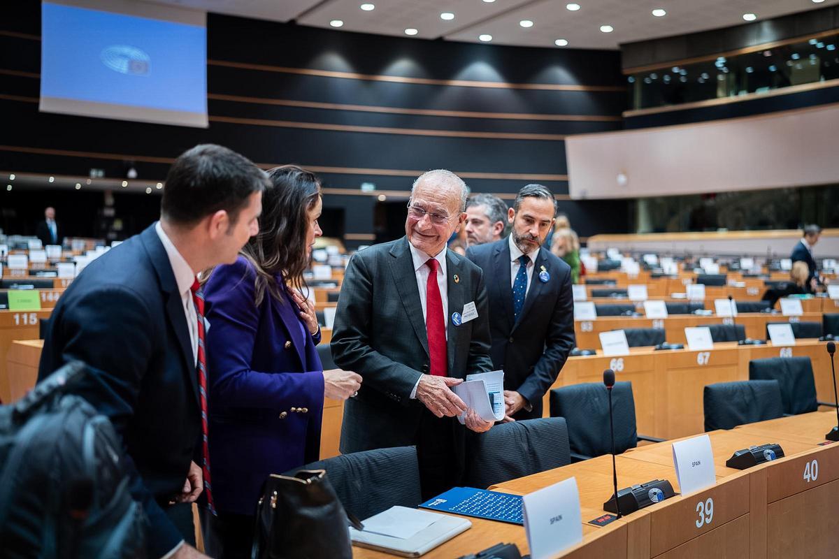 De la Torre, junto a otros representantes de la Corporación Municipal que han integrado la delegación malagueña en Bruselas.