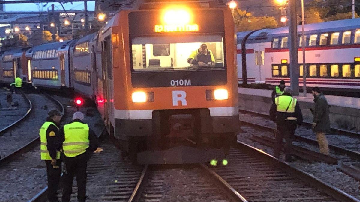 El tren que se ha salido del eje del carril en la Estació de França