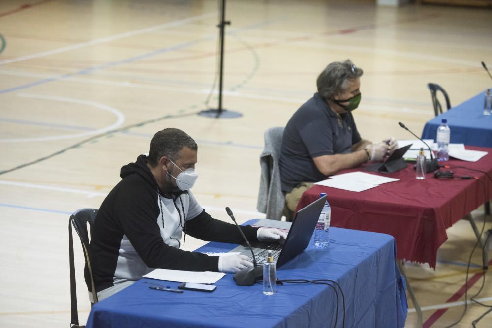 Ple inèdit de l'Ajuntament de Sant Fruitós: al poliesportiu i sense públic