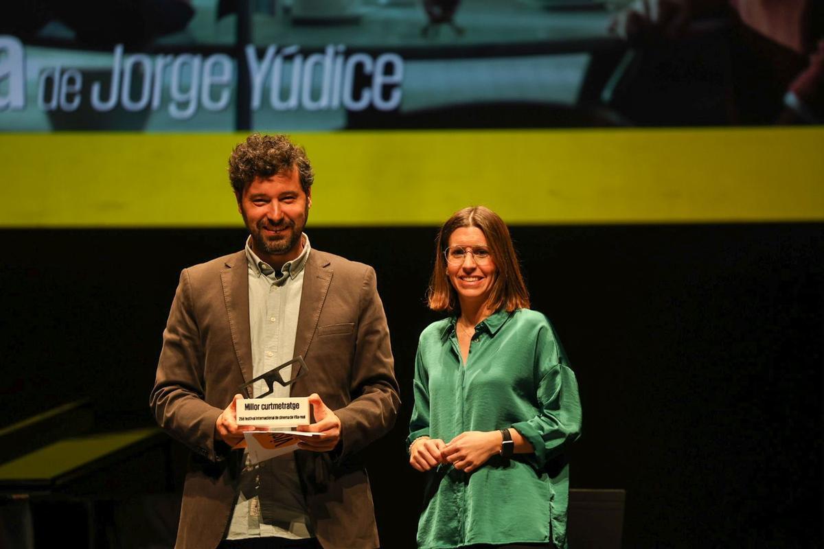 Jorge Yúdice ('Pisanka') recull el premi al millor curt de mans de la regidora d'Innovació Cultural, Noelia Samblás.