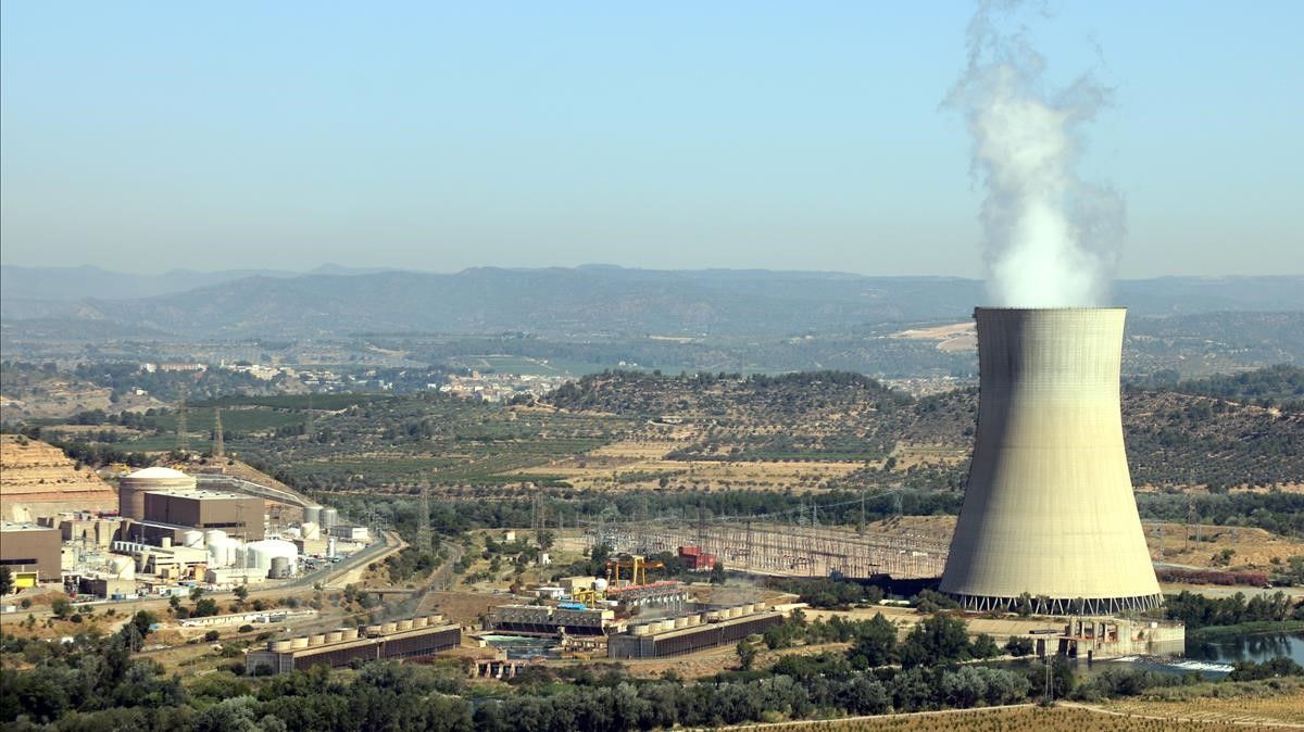 Pla general de la central nuclear d Asco a la Ribera d Ebre amb la xemeneia fumejant a la dreta i els dos reactors a l esquerra Imatge publicada l 1 de juliol del 2019 (Horitzontal) Roger Segura ACN