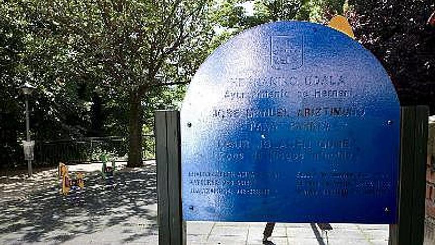 La Ertzaintza retiró esta madrugada la placa con el nombre del etarra José Manuel Aristimuño de un parque de Hernani, así como el monolito erigido en ese lugar en su honor.
