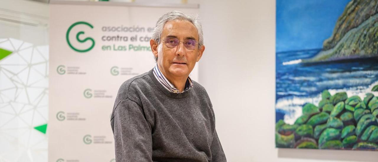Fernando Fraile en la sede de la Asociación Española Contra el Cáncer de Mama en Las Palmas.