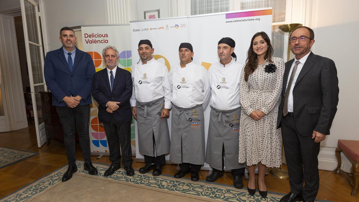 El alcalde de Cullera, con los chefs, en el acto celebrado en París.