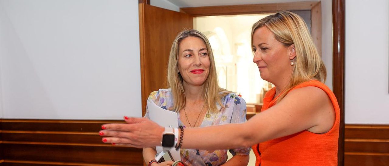 La presidenta de la Asamblea, Blanca Martín, junto a María Guardiola en la anterior ronda de contactos.