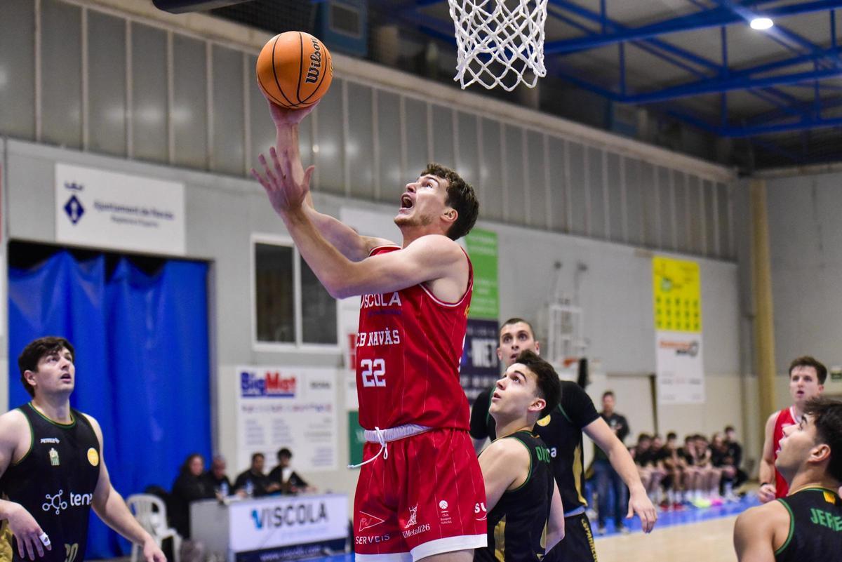 Dmytro Zhuravlov, autor de 16 punts, finalitza una jugada sota cistella