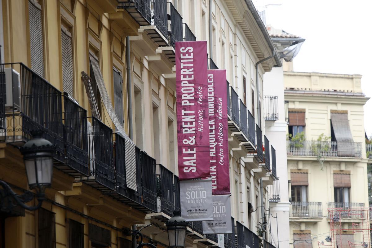VALENCIA // EL ALQUILER EN VALENCIA SIGUE SUBIENDO. Alquileres de viviendas . balcones. carteles de alquiler de las inmobiliarias. sector inmobiliario. alquileres para extranjeros. carteles en inglés
