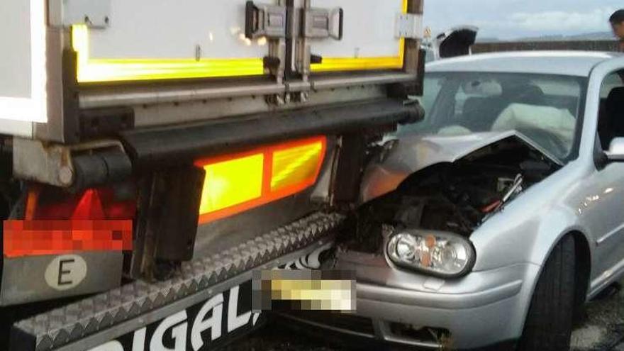 Choque de un coche contra un tráiler en el puerto el pasado sábado.