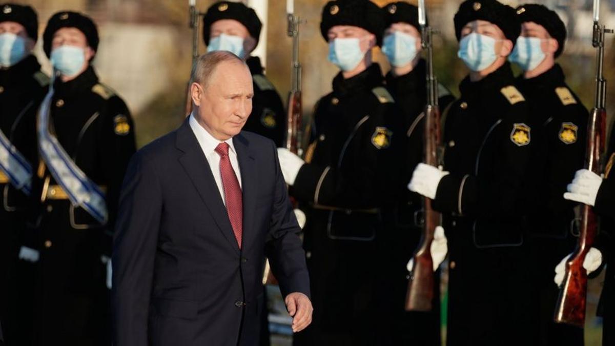 Vladimir Putin pasa revista a tropas rusas en Sebastopol, durante una visita a Crimea el 4 de noviembre de 2021.
