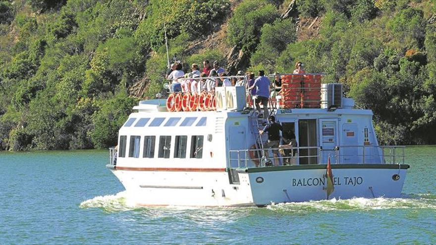 El agua atrae cada año a miles de turistas de todo el país