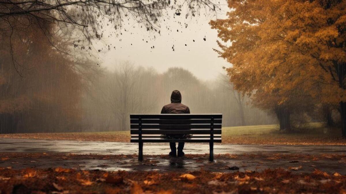 Una persona sentada en un banco.