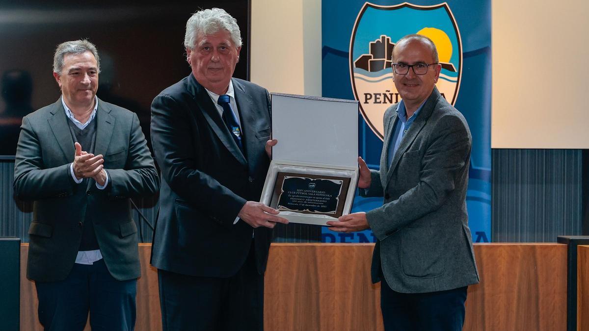 Manuel Sierra entregó un premio a Ángel Báez, director del Mediterráneo, por el centenario.