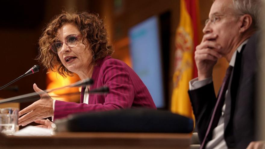 La vicepresidenta primera del Govern i ministra d’Hisenda, María Jesús Montero, amb Jesús Gascón, secretari d’Estat d’Hisenda, ahir. | JOSÉ LUIS ROCA