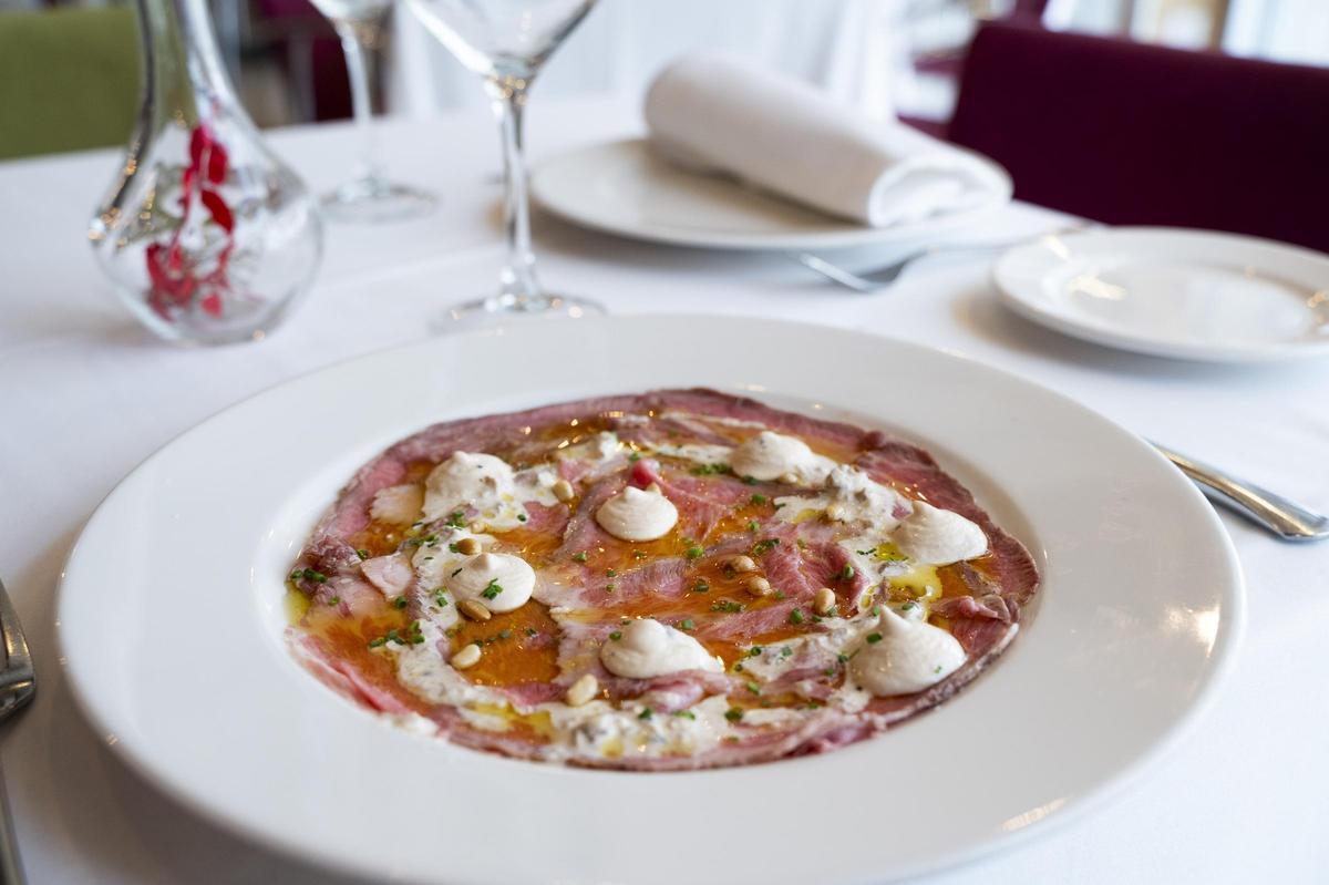 Roast pork de presa ibérica con crema de boletus y salsa tonata.