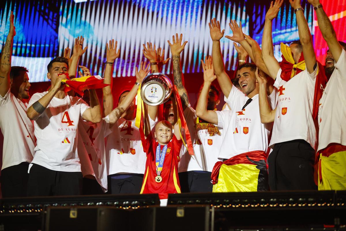 La selección española celebra en Madrid su victoria en la Eurocopa.