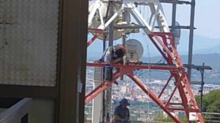Operadors treballant a l&#039;antena actual aquesta setmana. Imatge feta des de l&#039;edifici