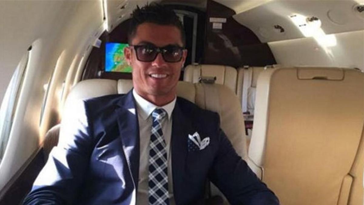 Cristiano Ronaldo posa en su nuevo avión privado.