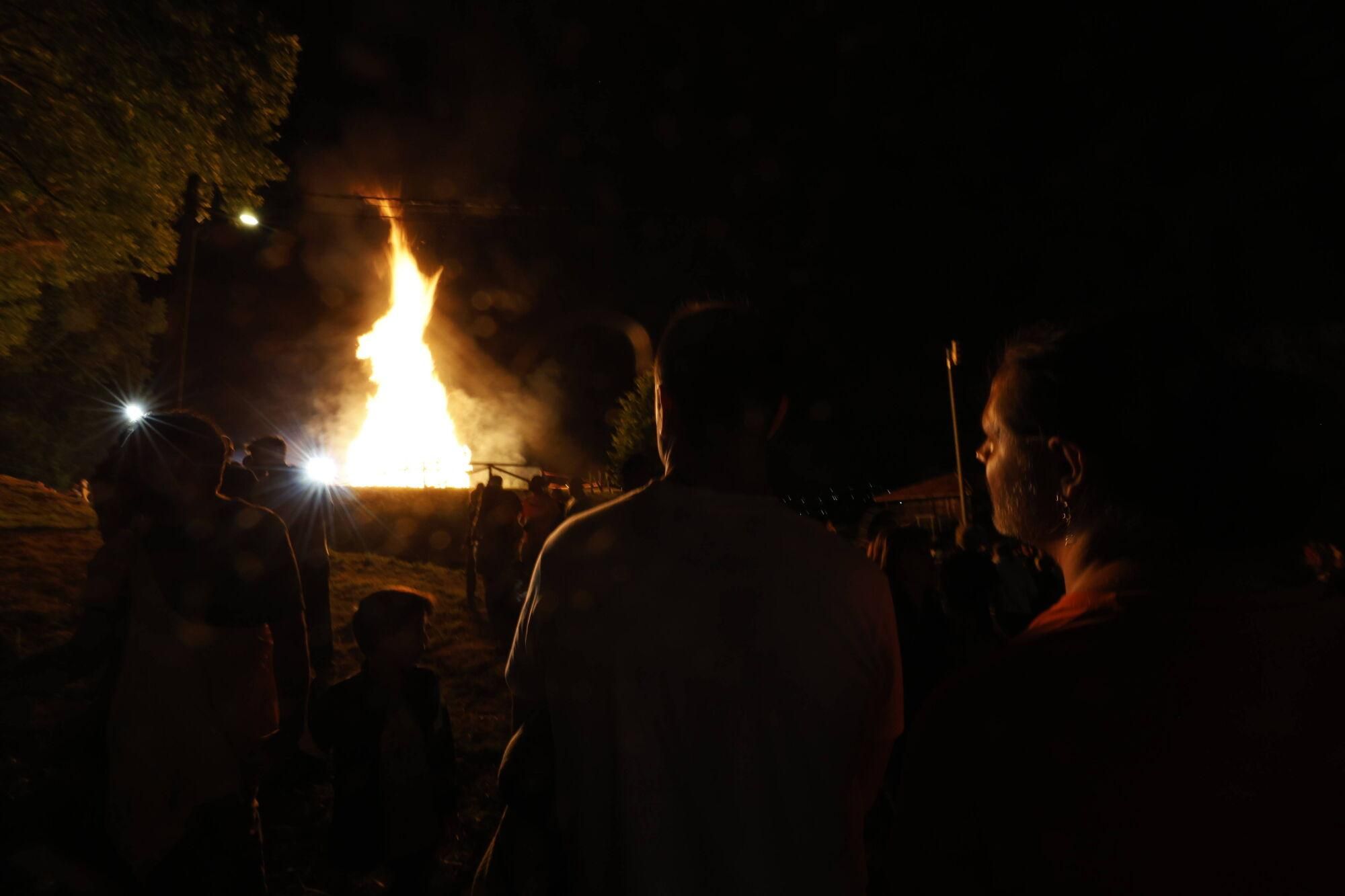 En imágenes: Así fue la foguera de Trasona