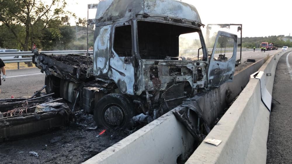 Incendi d'un camió a l'AP-7 a Capmany i l'endemà mor el xofer