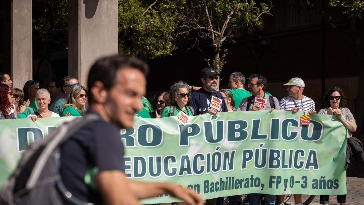 Protesta de los profesores de la pública contra la concertación del Bachillerato en Aragón.