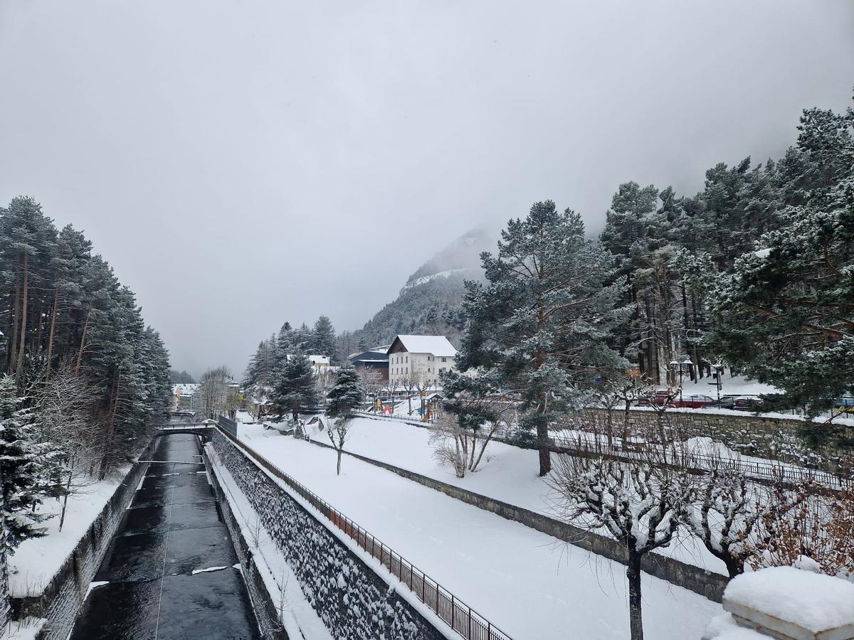 Estación de Canfranc completamente nevada este miércoles