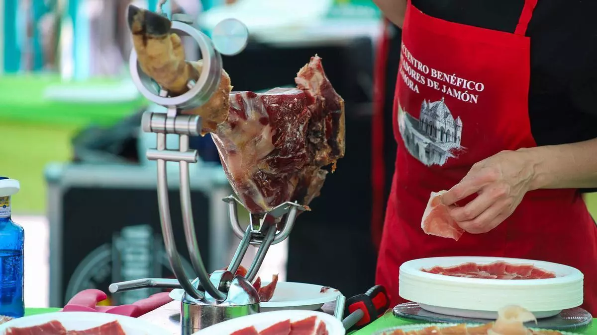 La Plaza Mayor más ibérica que nunca: segundo encuentro de cortadores de jamón