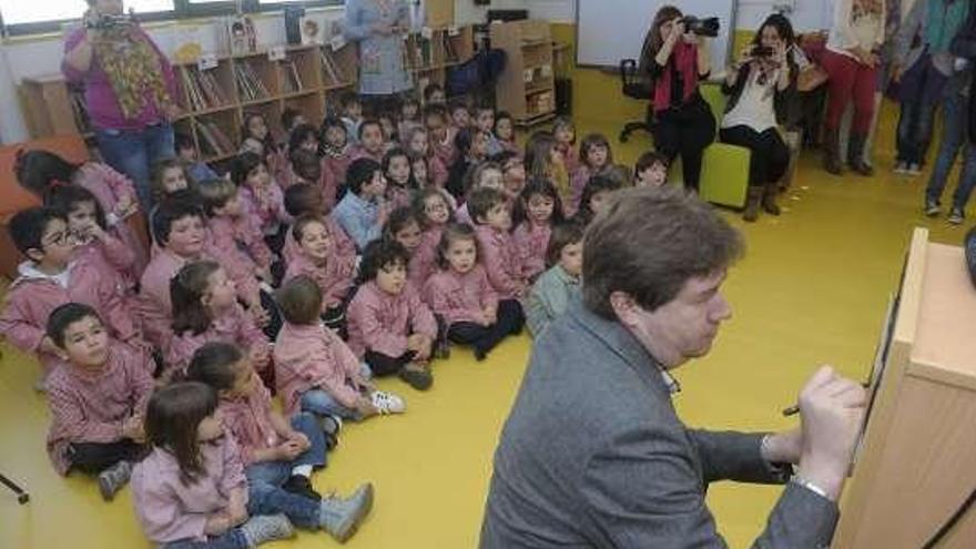 Calvelo y alumnos, ayer en la escuela de Barrionovo. / víctor echave