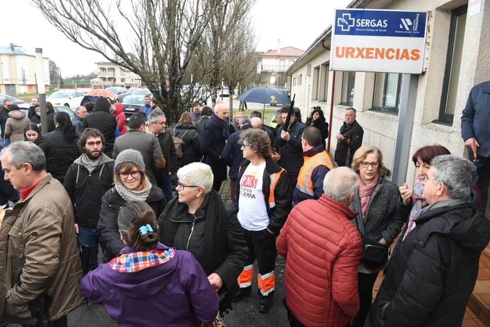 Protesta por el estado de la sanidad en Teixeiro