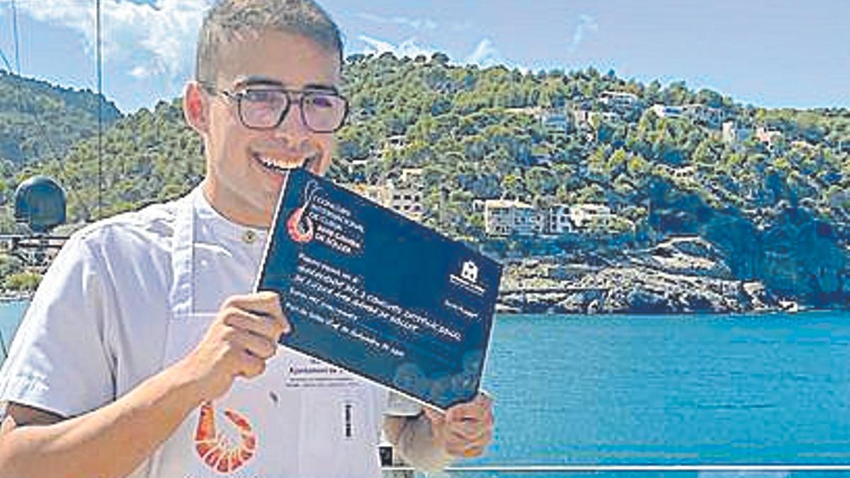 Raúl Linares con el premio.